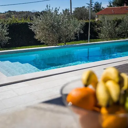 With Pool And Private Garden In * 로비니